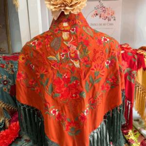 mantoncillo naranja de seda con fleco de borlón en verde hoja