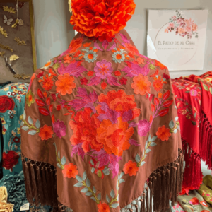 mantoncillo marrón de seda con flecos de borlón