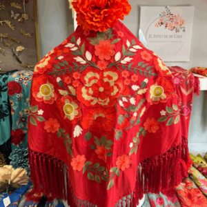 Mantoncillo rojo de seda con flecos de borlón