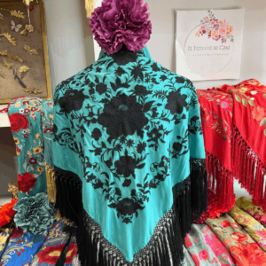 mantoncillo, turquesa de seda, con fleco en azabache