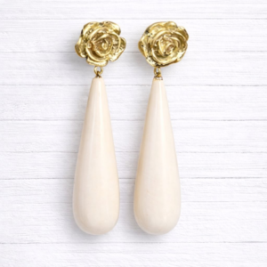Pendientes beige de resina con flor dorada hechos a mano