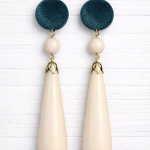 Pendientes de resina beige con bola verde de terciopelo, hechos a mano