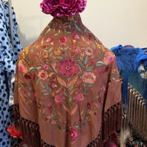 mantoncillo de seda marrón, con fleco de borlón