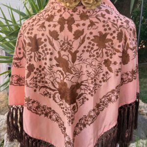 mantoncillo de seda rosa empolvado y marróm con fleco de borlón