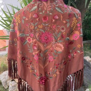 mantoncillo de seda marrón, con fleco de borlón