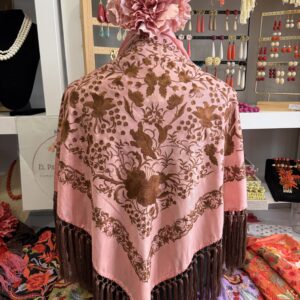 mantoncillo de seda beige y coral con fleco de borlón