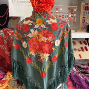 mantoncillo de seda verde hoja bordado en tonos rosas, con fleco especial de borlón