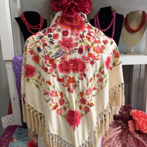 mantoncillo de seda marfil bordado en seda con fleco de borlón (copia)