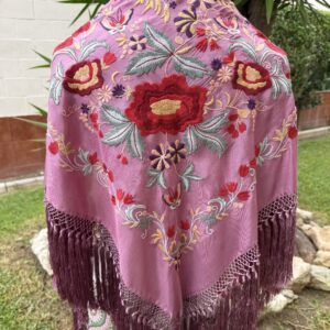 mantoncillo de seda malva, con fleco especial de borlón