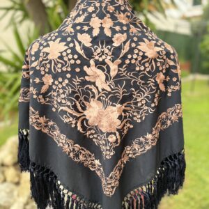 mantoncillo de seda negro bordado en bronce, con fleco de borlón