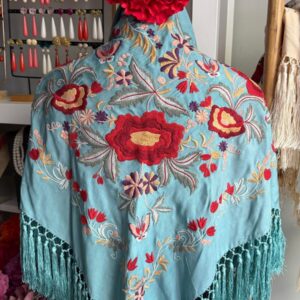 mantoncillo de seda, celeste con flecos de borlón