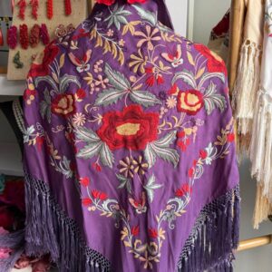 Mantoncillo de seda, morado con fleco especial de borlón