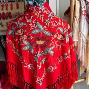 mantoncillo de seda rojo con fleco de borlón