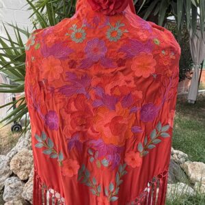 mantoncillo de seda coral con fleco de borlón