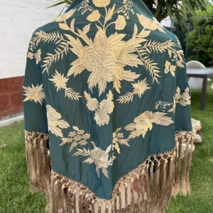 mantoncillo de seda verde hoja con fleco de borlón (copia) (copia)