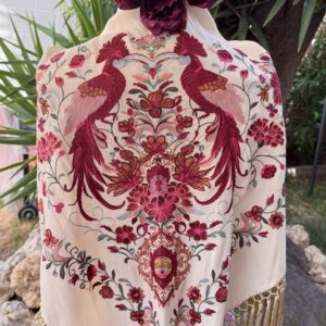 mantoncillo de seda beige con fleco especial de borlón